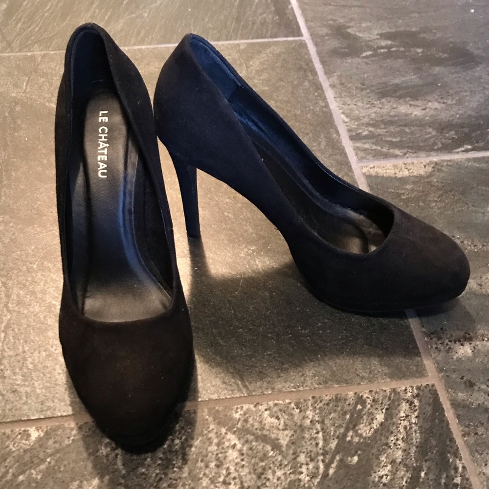 Le Chateau black suede pumps